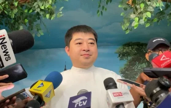 Romo Yohanes Deodatus SJ memberi penjelasan di Gereja Katedral Jakarta pada 14 Mei 2026