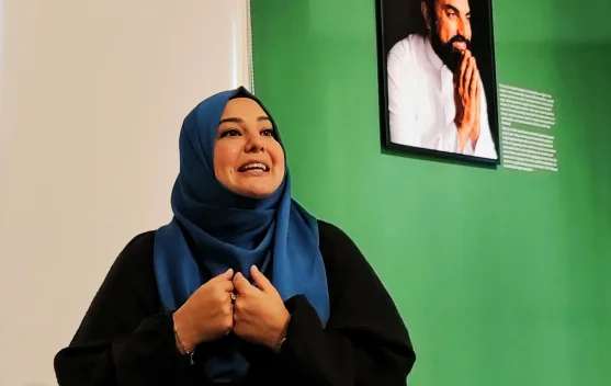 Poster pameran Labbayk karya Ebru Aydin menampilkan jamaah haji dan kebersamaan