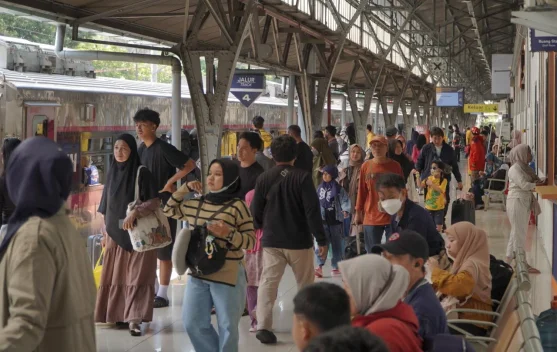 Penumpang menunggu kereta KAI di stasiun sebagai ilustrasi layanan PSO