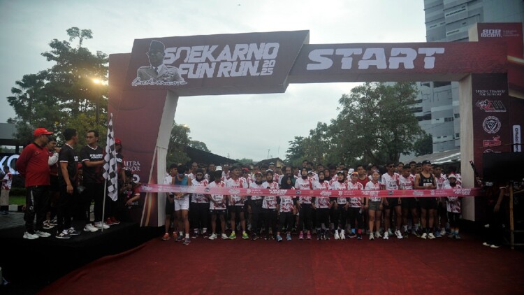 Peserta berlari di area kampus Jember pada acara fun run