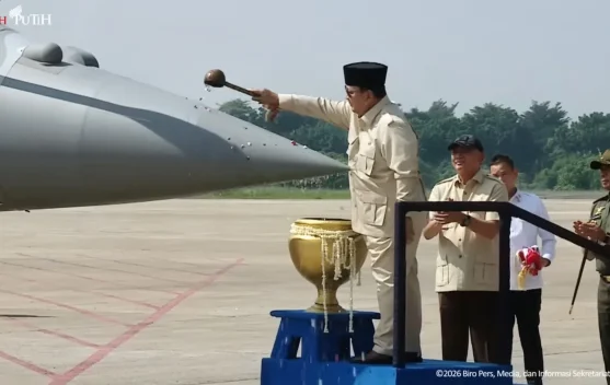 Presiden Prabowo menyiram air kembang ke muncung jet Rafale di Lanud Halim