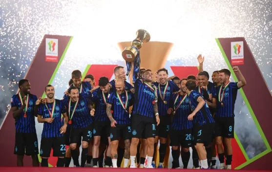Pemain Inter mengangkat trofi Coppa Italia di Stadio Olimpico