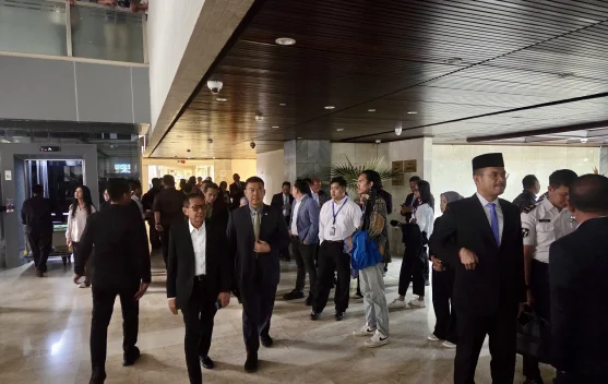 Anggota DPR memasuki Gedung Kura-Kura menjelang rapat paripurna RAPBN 2027