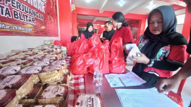Pembagian daging kurban PDI Perjuangan Kota Blitar di Sukorejo