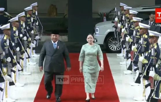 Puan Maharani menyambut Presiden Prabowo di depan Gedung DPR Nusantara