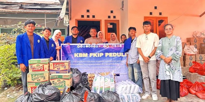 Mahasiswa FKIP Universitas Samudra menyalurkan bantuan untuk korban kebakaran di Lhokseumawe