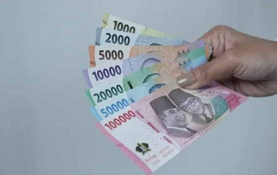 Grafik pergerakan nilai tukar rupiah terhadap dolar AS mendekati Rp18.000