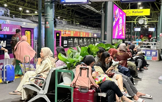 Penumpang menunggu keberangkatan kereta di stasiun saat libur panjang