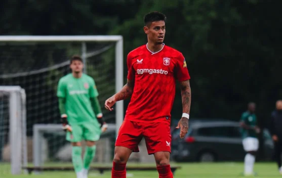 Mees Hilgers mengenakan seragam FC Twente