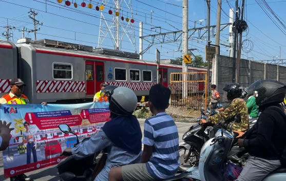 Ilustrasi perlintasan kereta dilengkapi sensor LIDAR dan palang otomatis