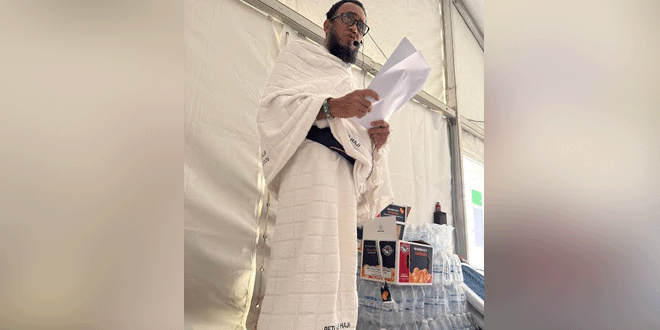 Ustadz Yusran menyampaikan khutbah di Padang Arafah saat wukuf haji 2026