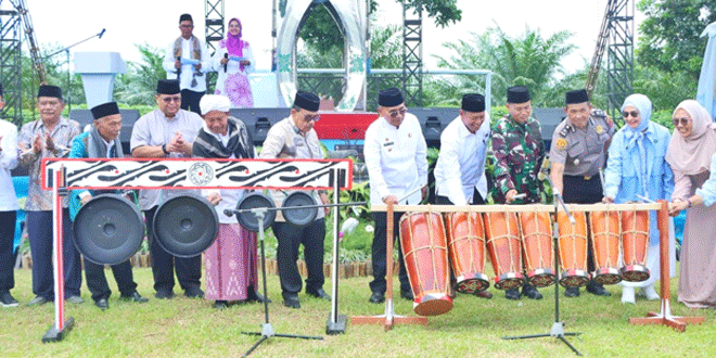 Bupati Anton dan Ketua DPRD memukul gondrang tanda pembukaan MTQ ke-52 Simalungun