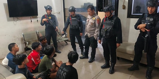Personel Brimob berpatroli malam di Medan mencegah tawuran dan balap liar