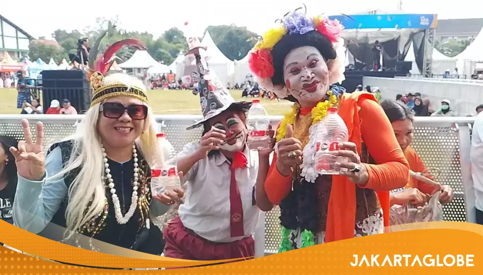 Peserta mengikuti sesi Zumba massal pada festival BTV Semesta Berpesta 2026 di Stadion Kridosono, Yogyakarta