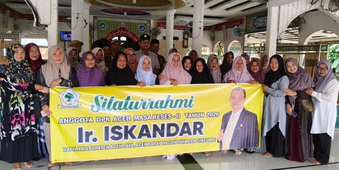 Iskandar berdialog dengan warga Desa Air Dingin saat reses di Masjid Nurul Huda Simeulue