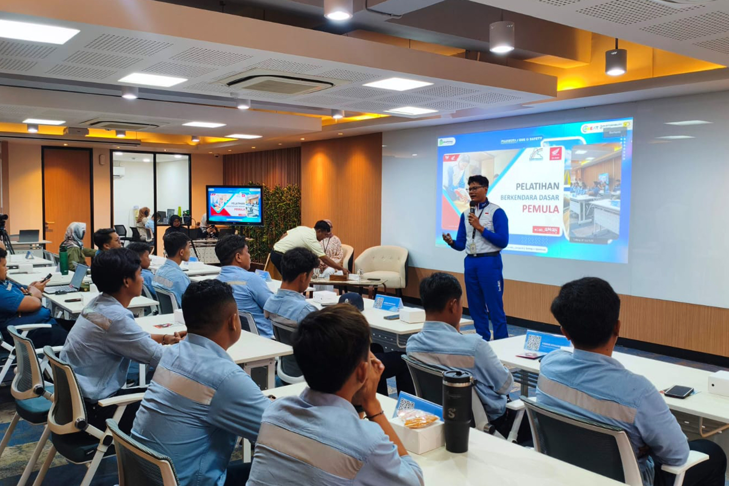 Pelatihan safety riding untuk karyawan di lingkungan perusahaan