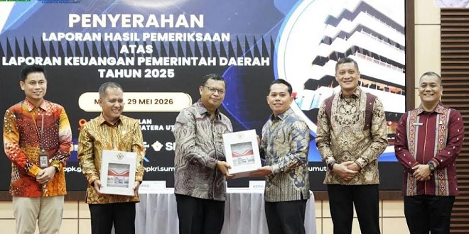 Penyerahan opini WTP oleh BPK Sumut kepada Pemkab Padanglawas di Medan