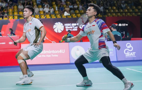 Leo Rolly Carnando dan Daniel Marthin merayakan kemenangan di Nimibutr Stadium