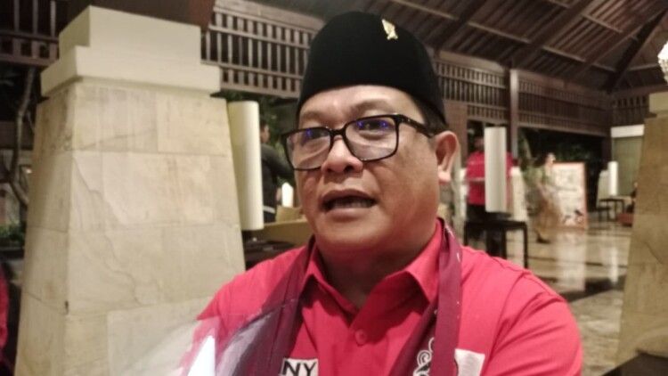 Petani di lahan Bondowoso sedang bekerja di sawah dengan alat pertanian
