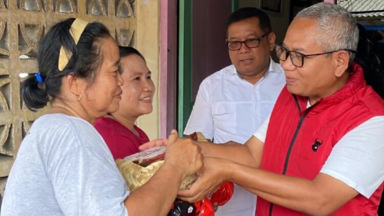 Pembagian daging kurban dan paket sembako di halaman Masjid Baitul Muttaqim Balapan Sukorejo