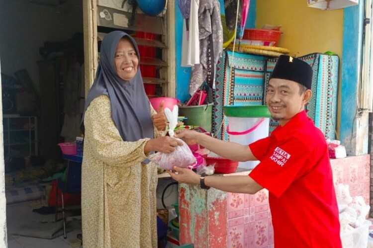 Penyembelihan hewan kurban dan pembagian daging oleh DPC PDI Perjuangan Gresik di kantor DPC