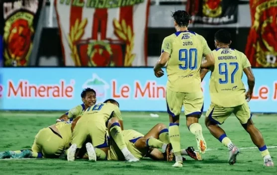Suporter Persib di Stadion Gelora Bandung Lautan Api merayakan dukungan untuk tim