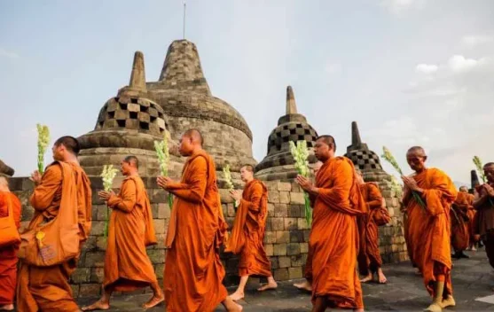 Peserta kirab budaya berjalan dari Medang Kamulan menuju Candi Pawon di Borobudur