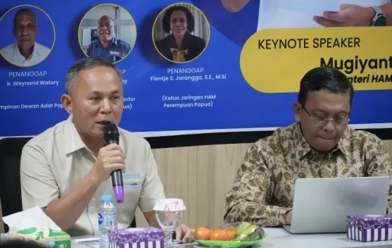 Wakil Menteri HAM Mugiyanto berbicara di Uji Publik Revisi UU HAM di Jayapura