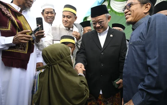 Penyerahan sapi kurban Bobot 720 kg di Kota Sorong oleh Mendikdasmen