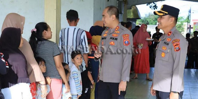 Polwan dan warga antre di Warung Polri Presisi Labuhanbatu
