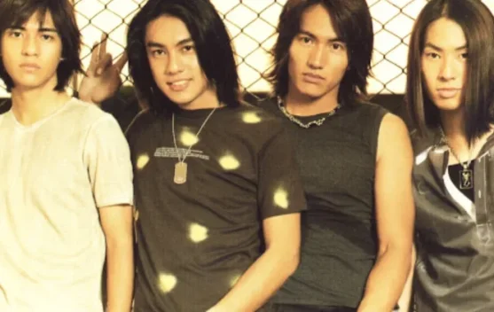 F4 tampil di panggung konser dengan latar tulisan Meteor Garden