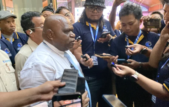Menteri HAM Natalius Pigai memberikan keterangan soal perlindungan WNI