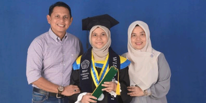 Aisyah Salfa Davina berfoto bersama orang tua mengenakan toga wisuda SD sambil memegang gulungan ijazah