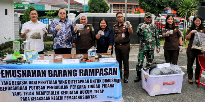 Ilustrasi pemusnahan barang bukti narkoba dan senjata tajam di Kejari Siantar