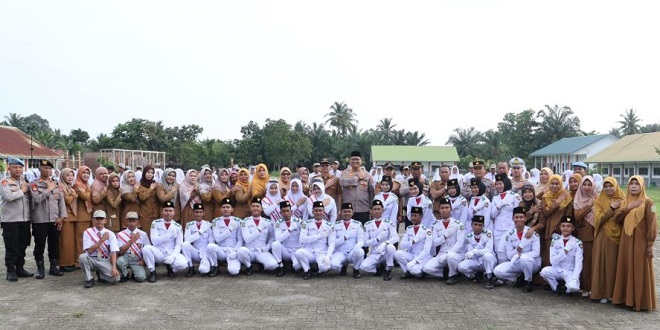 Kapolres Langkat memimpin upacara di SMA Negeri 1 Hinai