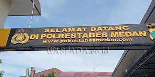 Petugas mengamankan barang bukti vape berlogo Batman saat penangkapan ASN di rumah kos Medan