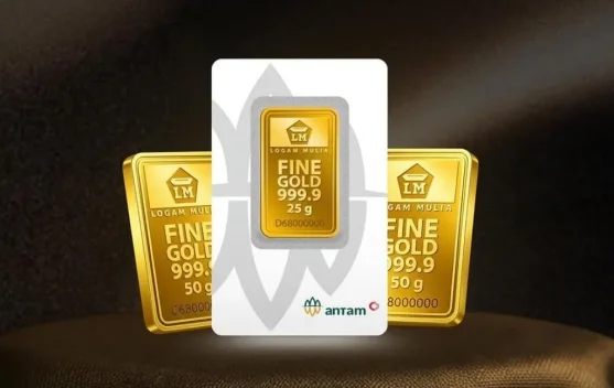 Ilustrasi emas batangan Antam dan harga pasar per gram