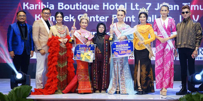 Peserta menampilkan kebaya dan kain etnik Sumatera Utara di atas panggung