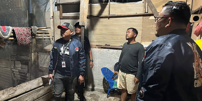 Polisi memeriksa kandang ayam yang dijadikan tempat peredaran narkoba di Medan