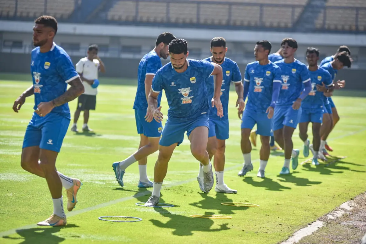 Bobotoh dan lautan biru di sekitar Stadion Gelora Bandung Lautan Api