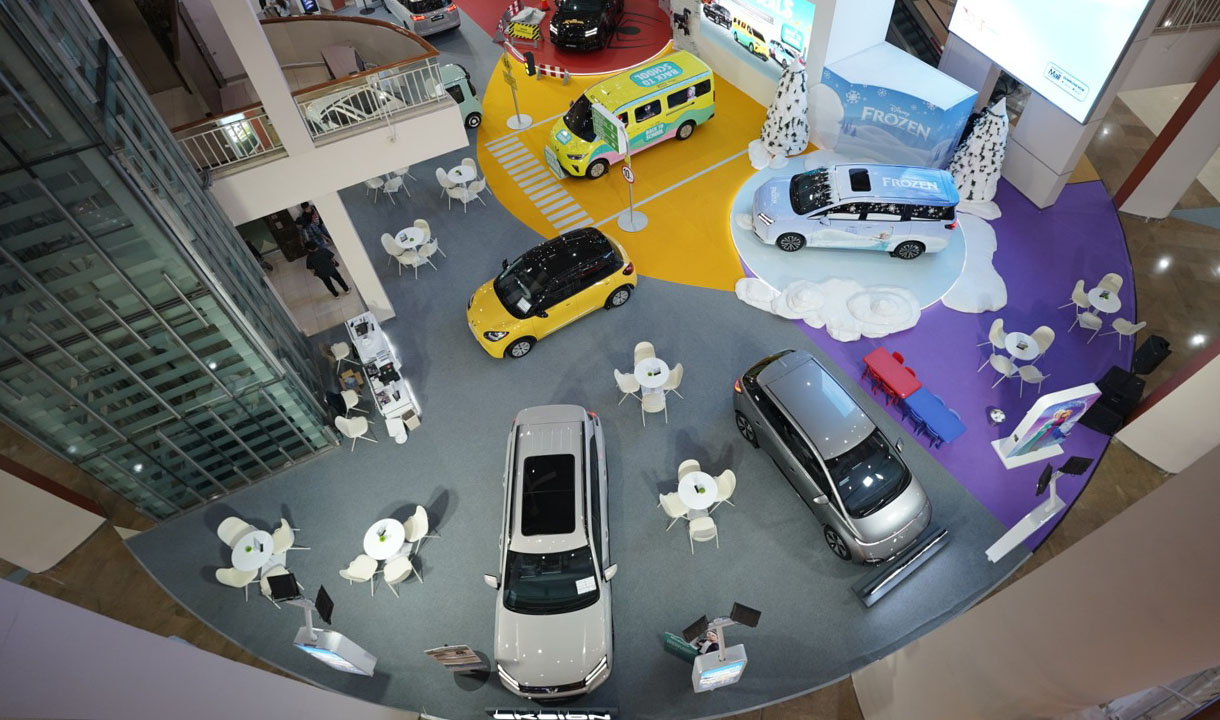 Pameran Wuling 'Amayzing Deals' di Atrium The Forum Mall Kelapa Gading, menampilkan unit dan area test drive