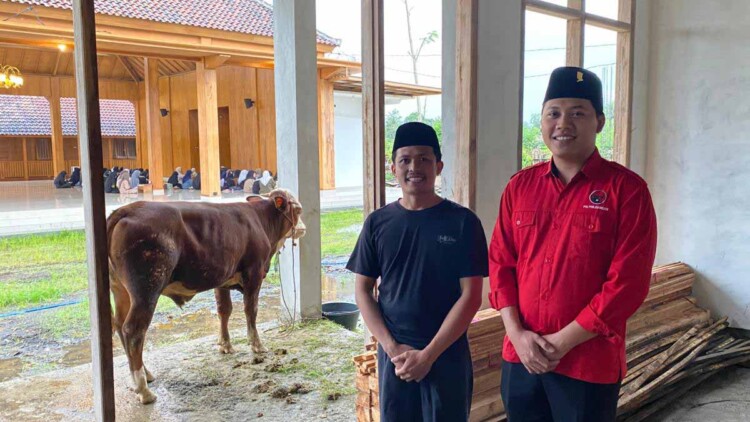 Ketua DPC PDI Perjuangan Banyuwangi Ana Aniati saat penyerahan hewan kurban