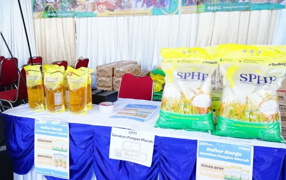 Ilustrasi kemasan beras SPHP di rak pasar dan label harga