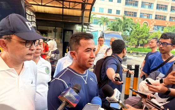 Antrian warga mengurus paspor di area Car Free Day Sudirman Jakarta