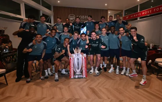 Perayaan Arsenal meraih gelar Liga Inggris 2025/26 di lapangan