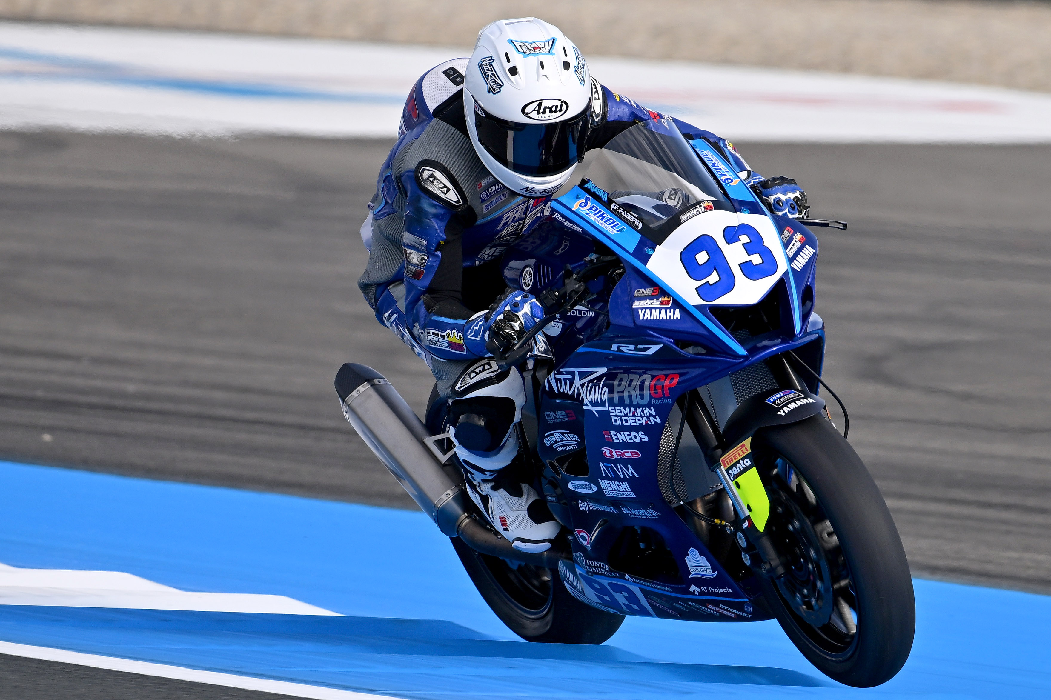 Arai Agaska mengenakan racing suit Yamaha saat sesi latihan menjelang World Sportbike Ceko