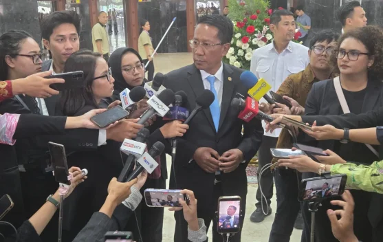 Menteri Hukum memberikan keterangan terkait perlindungan WNI di luar negeri di Kompleks Parlemen
