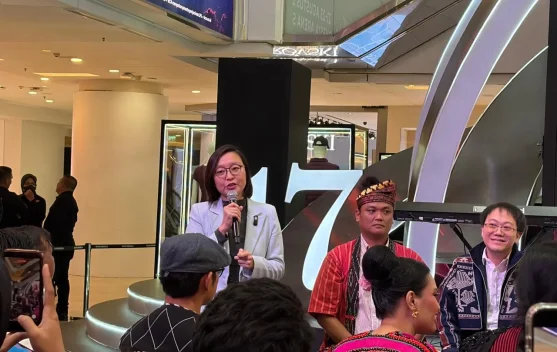 Panggung Pagelaran Sabang Merauke dengan penari dan orkestra