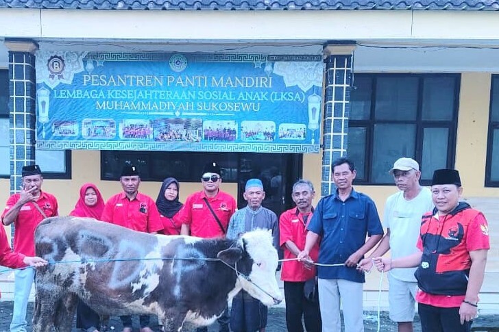 Penyerahan bantuan sapi kurban oleh PDI Perjuangan di Bojonegoro kepada pesantren dan masjid