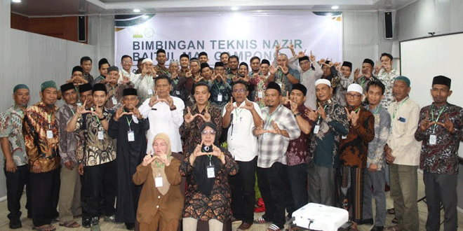 Penyerahan bagi hasil wakaf kepada jamaah haji Aceh dari Wakaf Habib Bugak